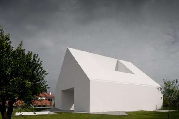 Fehér minimalista ház