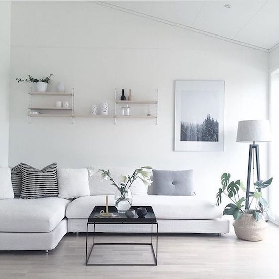 Fehér minimalista belsőépítészet