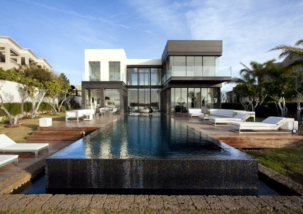 Minimalista ház medencével