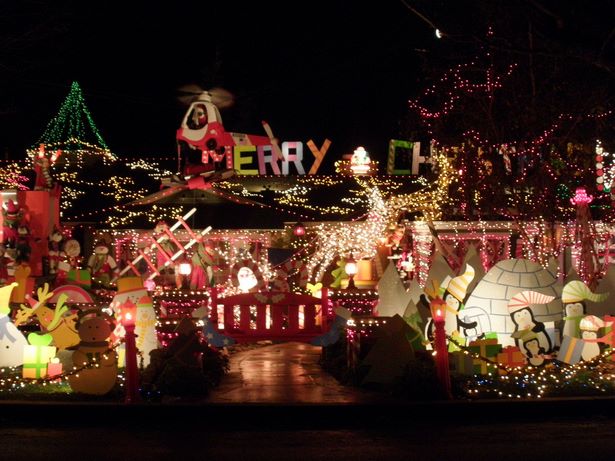 Képek a karácsonyra díszített házakról
