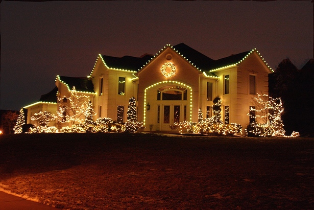 Karácsonyra díszített ház