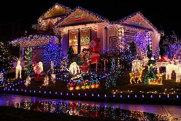 Karácsonyra díszített ház
