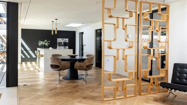 Modern elválasztó design konyha és nappali