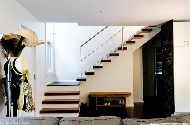 Modern nappali lépcsővel
