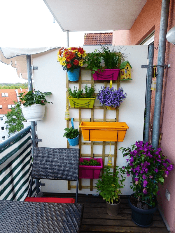 Egyszerű erkély kialakítása kis házhoz
